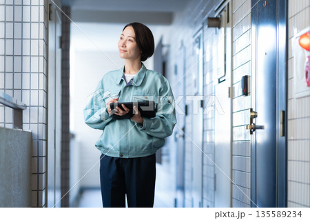 マンションのメンテナンスするエンジニア 135589234