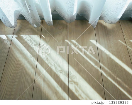 レースのカーテン越しに差し込む太陽の光1 135589355