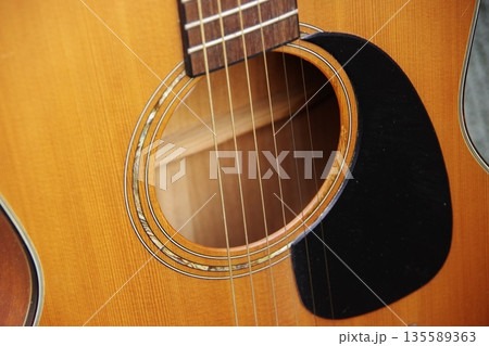 ギターのサウンドホール 135589363