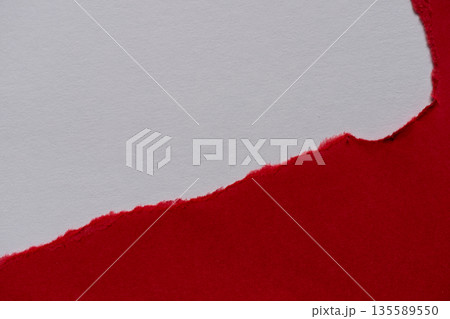 破れた赤色の画用紙の背景 135589550