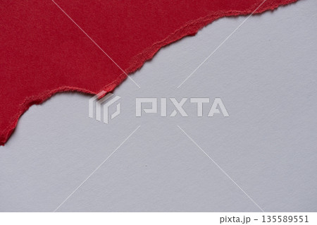 破れた赤色の画用紙の背景 135589551