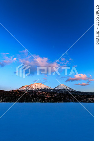 雪原の湖に沈む夕空　オンネトーの黄昏 135589615