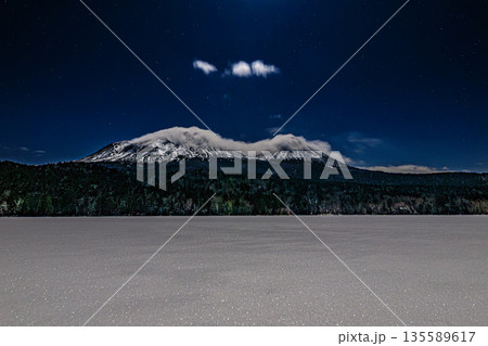 星と月が映える月夜のオンネトー 星と月が映える月夜のオンネトー 135589617