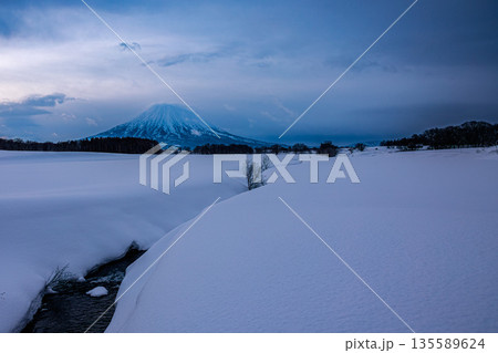 冬雲に包まれる羊蹄山 俱知安からの雄大な眺め 冬雲に包まれる羊蹄山 俱知安からの雄大な眺め 135589624