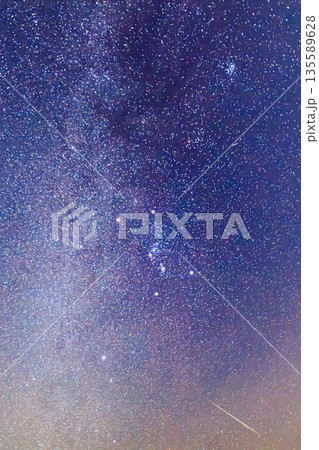 流れ星が走る満天の星空と冬の天の川 135589628