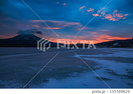 氷原に咲く冬の花　朝焼けの阿寒湖 135589629