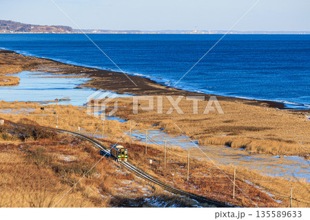 北海道・尺別の丘 冬景色と根室線 135589633