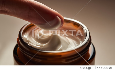瓶から指先でたっぷりとすくい上げた保湿力の高いリッチなハンドクリーム 135590056