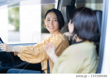 友達と車でドライブをするミドルの女性 135590080