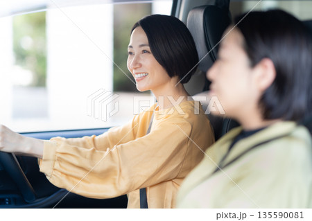 友達と車でドライブをするミドルの女性 友達と車でドライブをするミドルの女性 135590081