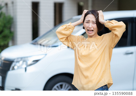 車が故障して困るミドルの女性 車が故障して困るミドルの女性 135590088