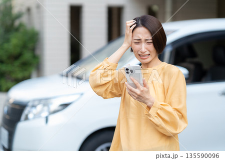 車が故障して困るミドルの女性 135590096