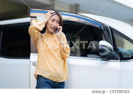車が故障して困るミドルの女性 135590103