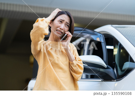 車が故障して困るミドルの女性 車が故障して困るミドルの女性 135590108