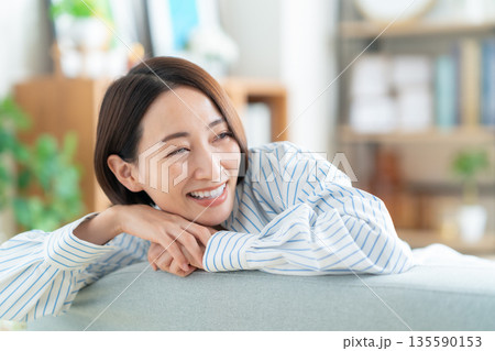 リビングのソファでくつろぐミドルの女性 135590153