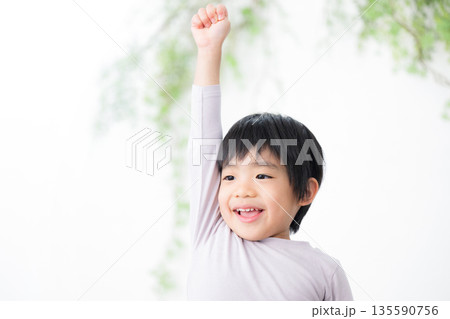 ガッツポーズで大きく手を挙げてyeah~と喜ぶ笑顔で楽しい子ども ガッツポーズで大きく手を挙げてyeah~と喜ぶ笑顔で楽しい子ども 135590756