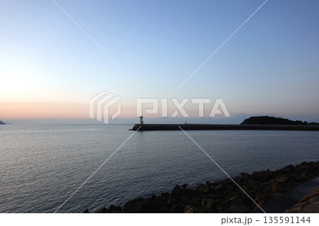 夜明けの鞆の浦港 夜明けの鞆の浦港 135591144