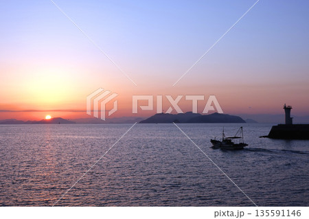 夜明けの鞆の浦港 夜明けの鞆の浦港 135591146