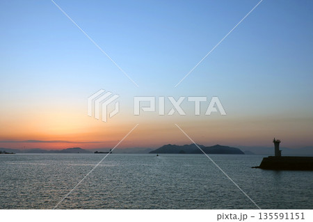 夜明けの鞆の浦港 135591151