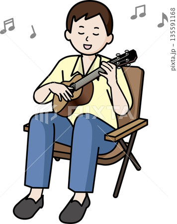 ウクレレを演奏する男性 135591168
