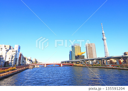 東京都墨田区、東京スカイツリーと吾妻橋の風景 東京都墨田区、東京スカイツリーと吾妻橋の風景 135591204