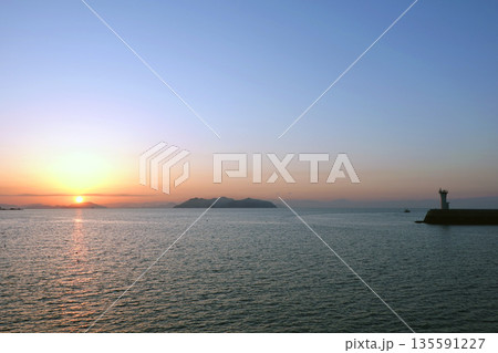 夜明けの鞆の浦港 夜明けの鞆の浦港 135591227
