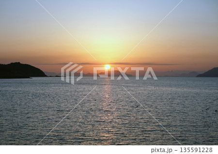 夜明けの鞆の浦港 夜明けの鞆の浦港 135591228