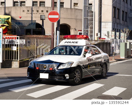 パトロール中のパトカー パトロール中のパトカー 135591244