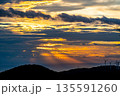 空のカーテンと山 135591260