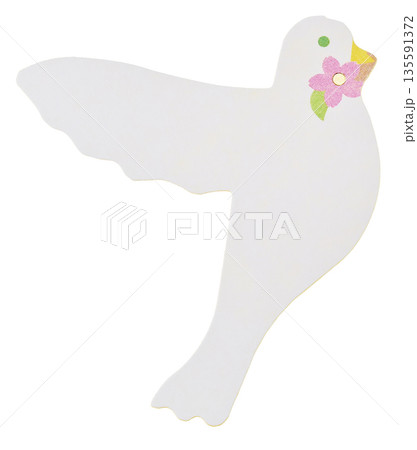 花をくわえた白い鳥のメッセージカード ラベルパーツ 切り抜き素材 135591372