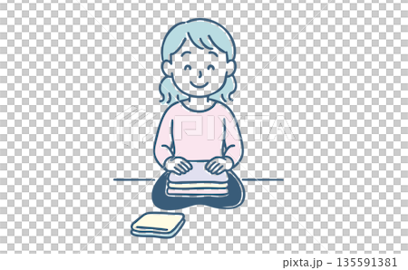 一位微笑的女士正在認真地疊衣服。 135591381