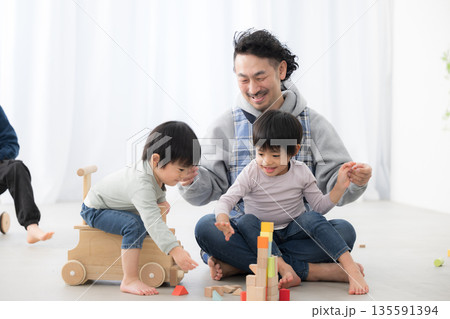 保育園や幼稚園の先生と子供たち　積み木で遊ぶお世話する先生 135591394