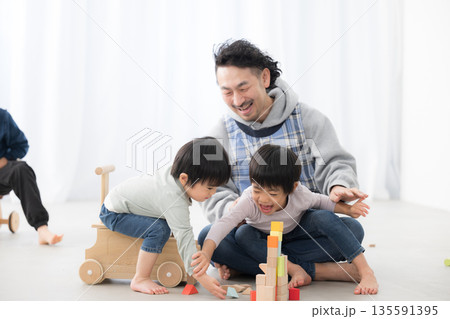 保育園や幼稚園の先生と子供たち　積み木で遊ぶお世話する先生 135591395