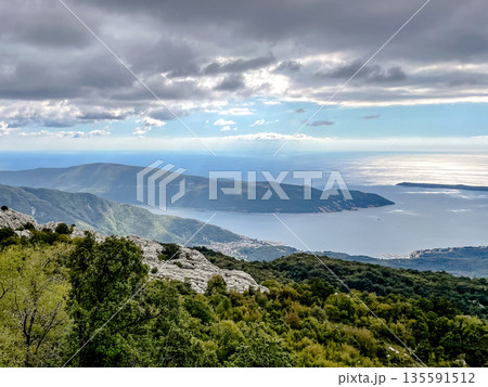 Enjoy the breathtaking mountain view that overlooks the vast sea, a truly magnificent sight 135591512