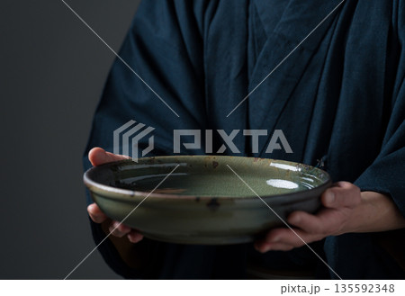皿を持つ陶芸家の男性 135592348