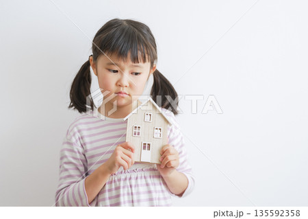 家の模型を持つ子供（住宅ローン・子供部屋） 135592358