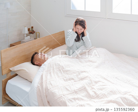 いびきや歯ぎしりがうるさいシニア男性 135592360