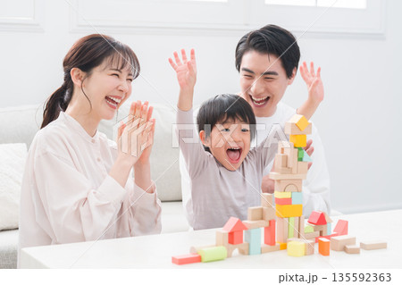 積み木のおもちゃで遊ぶ家族 積み木のおもちゃで遊ぶ家族 135592363