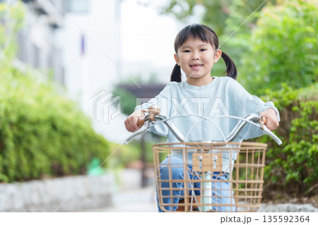 練習で自転車に乗る子供 135592364
