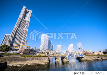 日本の横浜都市景観 …横浜ランドマークタワーや汽車道などを望む。航行禁止の看板も見える 日本の横浜都市景観 …横浜ランドマークタワーや汽車道などを望む。航行禁止の看板も見える 135592752