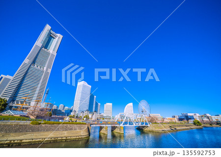 日本の横浜都市景観 …横浜ランドマークタワーや汽車道などを望む。航行禁止の看板も見える 135592753