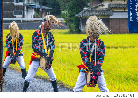肥前佐賀の秋祭り－母ヶ浦面浮立 135593461