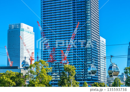 日本の横浜都市景観1月9日。桜木町駅前のロープウェイやザ・タワー横浜北仲の前のクレーンなどを望む 日本の横浜都市景観1月9日。桜木町駅前のロープウェイやザ・タワー横浜北仲の前のクレーンなどを望む 135593738