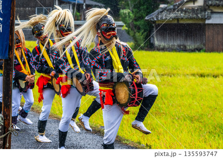 肥前佐賀の秋祭り－母ヶ浦面浮立 135593747