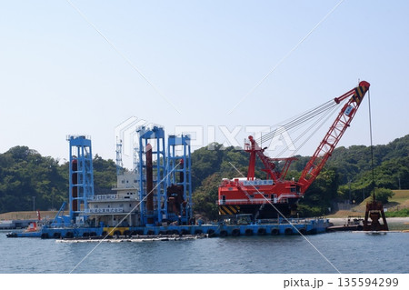 長浦港で作業を行う浚渫船 135594299