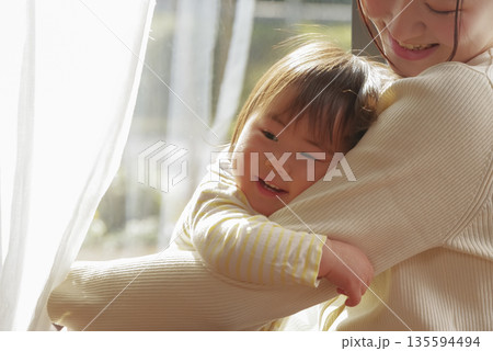 親子の温かいスキンシップの様子 135594494