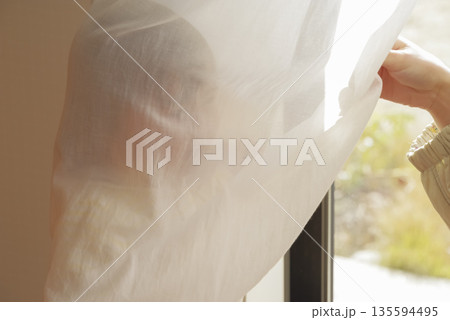 親子の温かいスキンシップの様子 135594495