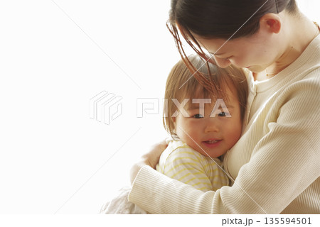 親子の温かいスキンシップの様子 135594501