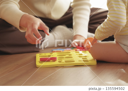 幼児向けのおもちゃで楽しく遊ぶ子供と母親 135594502