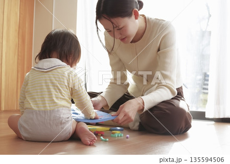 幼児向けのおもちゃで楽しく遊ぶ子供と母親 135594506